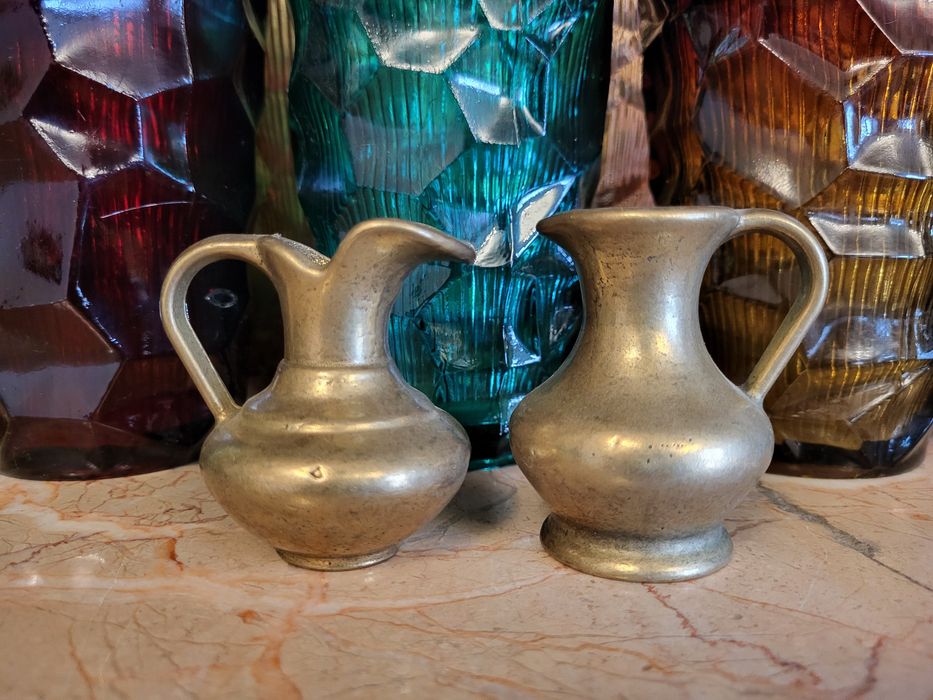 Dwa ciężkie stare mosiężne dzbanuszki