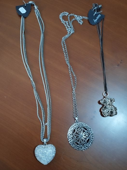Pulseira e colares novos