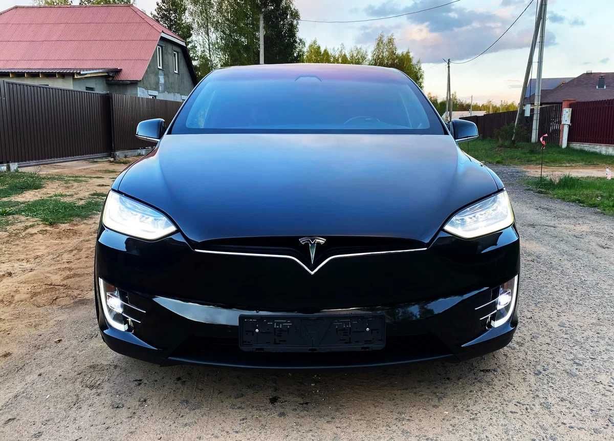 Tesla Model X 2017 року