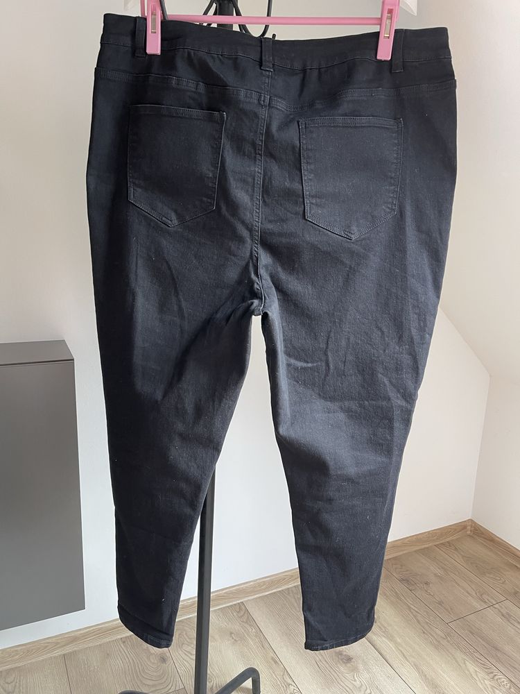Elastyczne czarne jeansy rurki Simply Be r.54