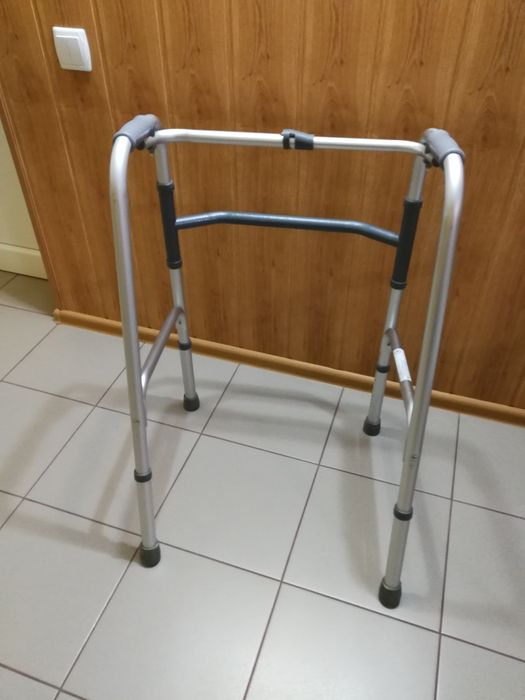 Ходунки памперсы салфетки предметы для ухода за пожилыми людьми