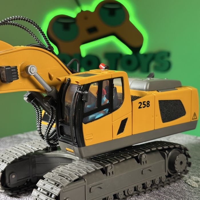 Экскаватор на радиоуправлении DONBAS. Бульдозер на пульте управления