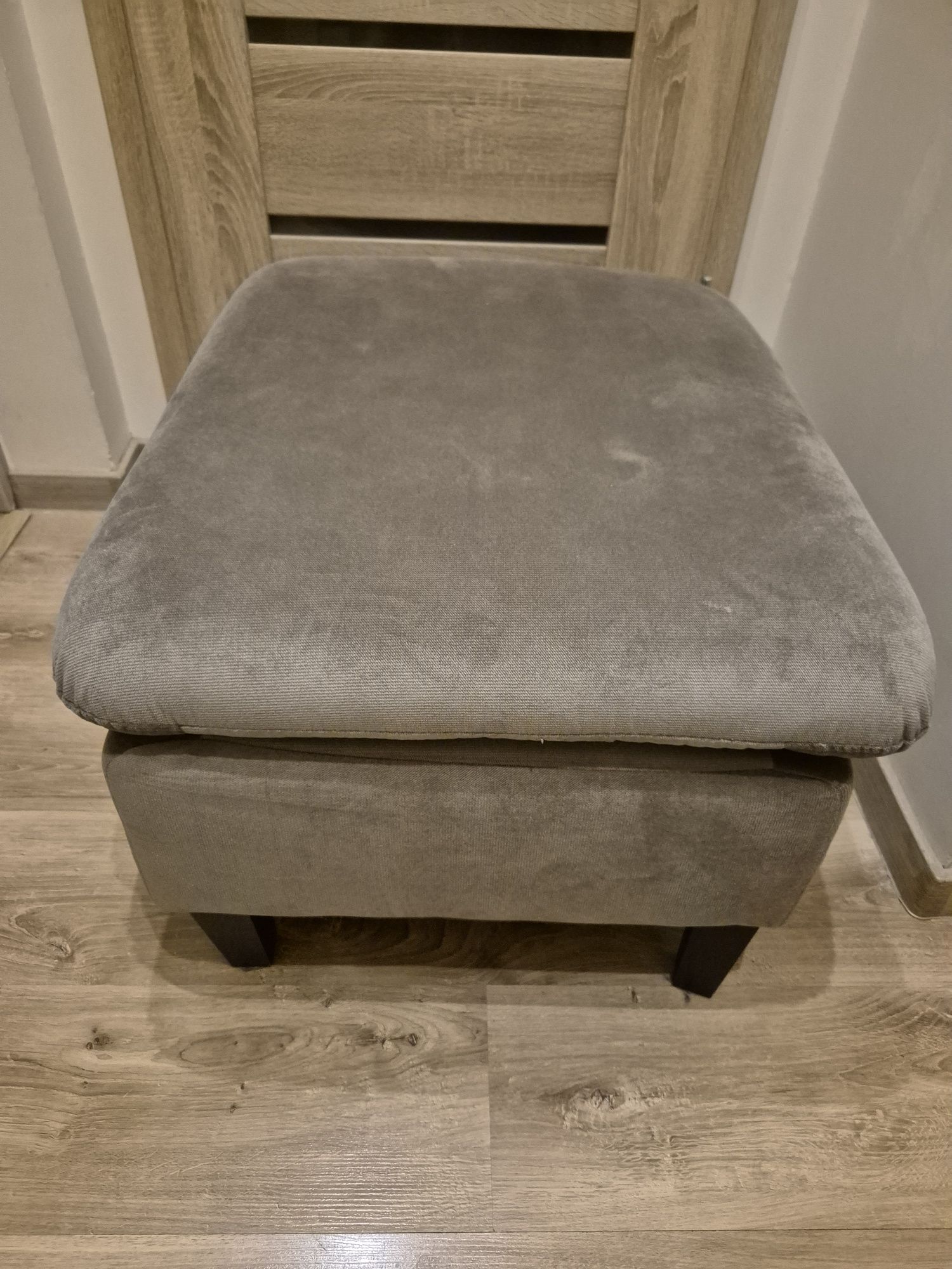 elegancka pufa Vasto marki LINNEO