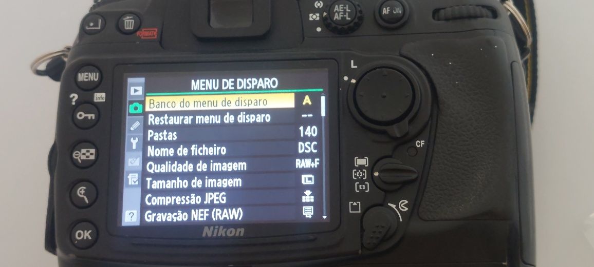 Nikon D 3000 com duas baterias originals
