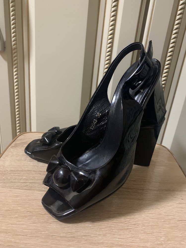 Жіночі чорні туфли на каблуке