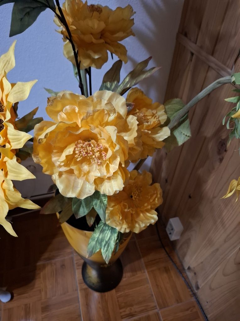 Jarrao com girassóis e flores amarelas