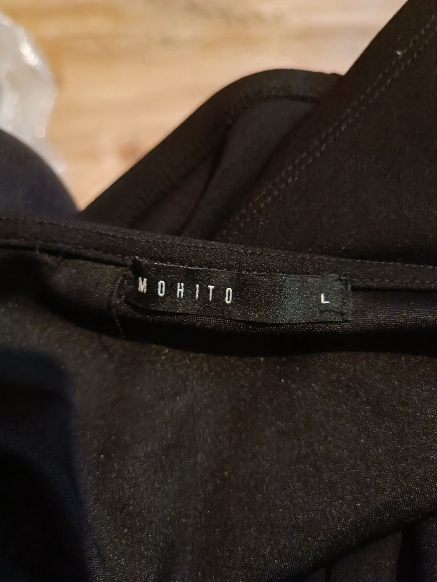 Krótki top z ozdobnymi detalami