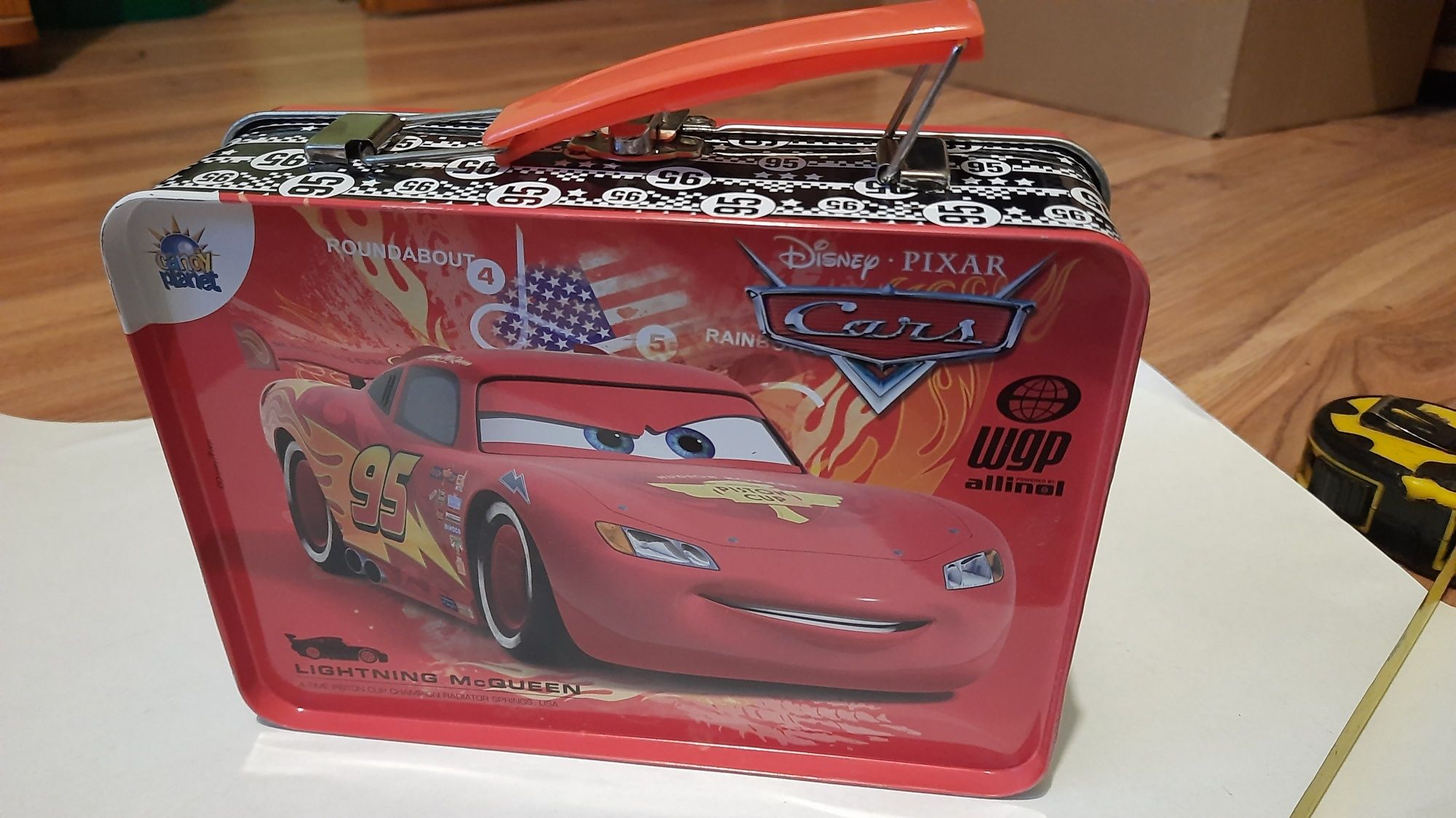 Walizka metalowa, śniadaniówka Cars Pixar