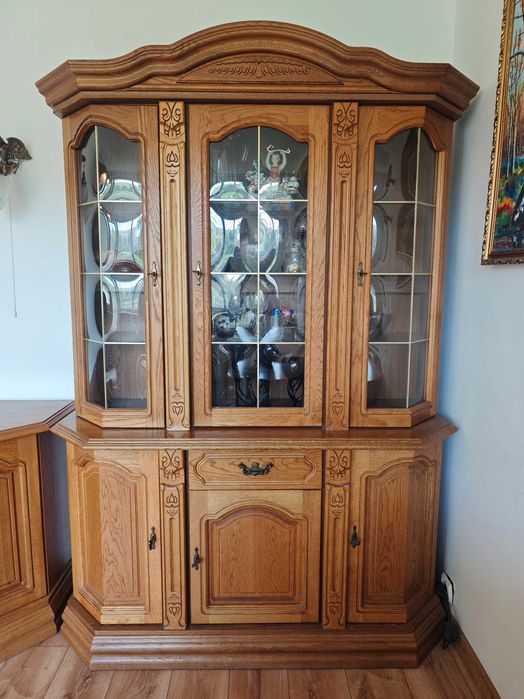 Dębowy kredens, stan dobry