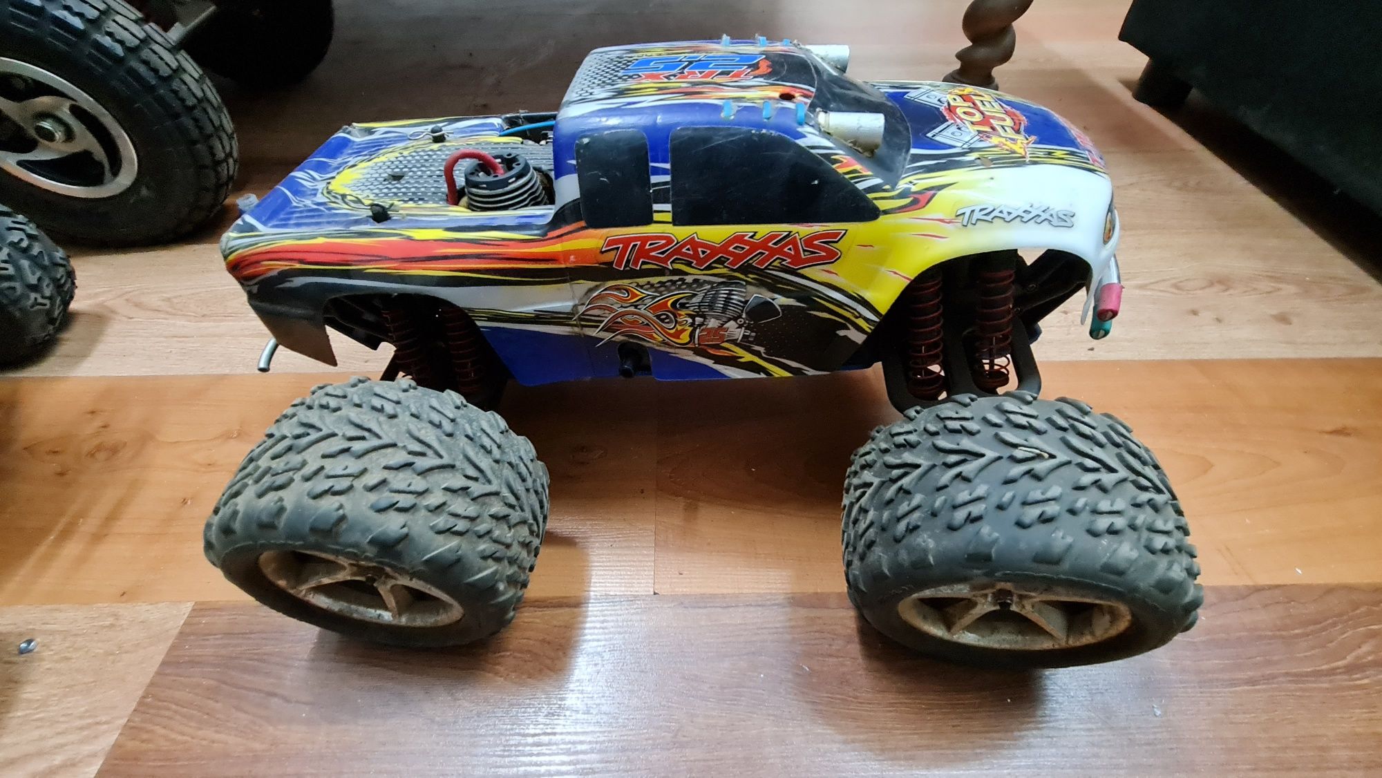 Dois TRAXXAS TMAX escala 1/8