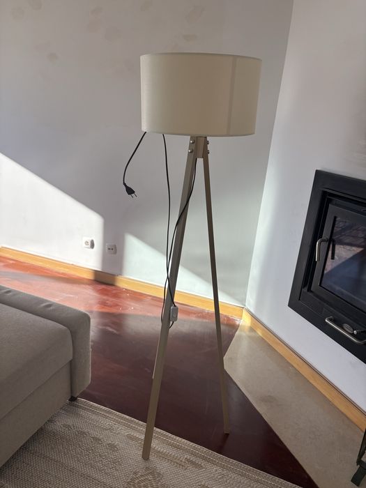 Candeeiro de pé beje