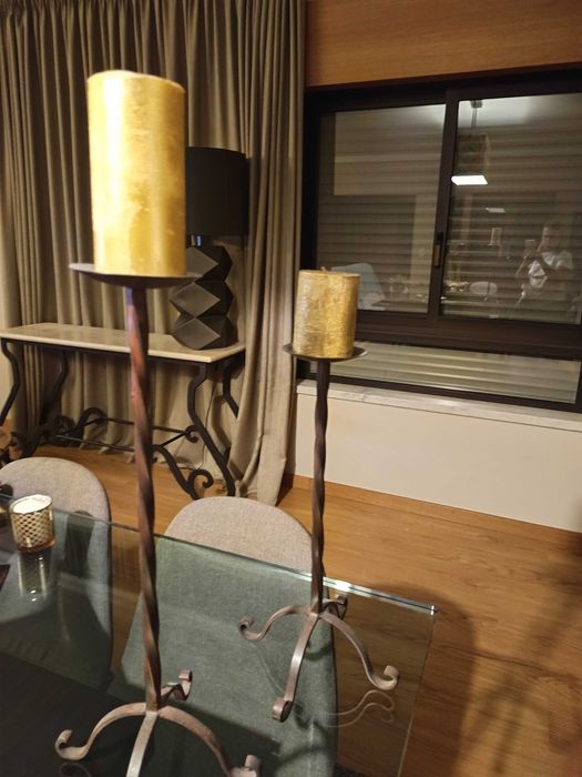 Castiçais rústicos com vela