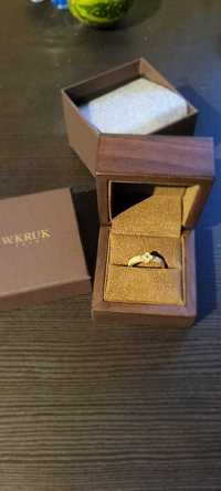 Złoty zaręczynowy pierścionek  z cyrkoniami próba 585 2.74 gr, R20