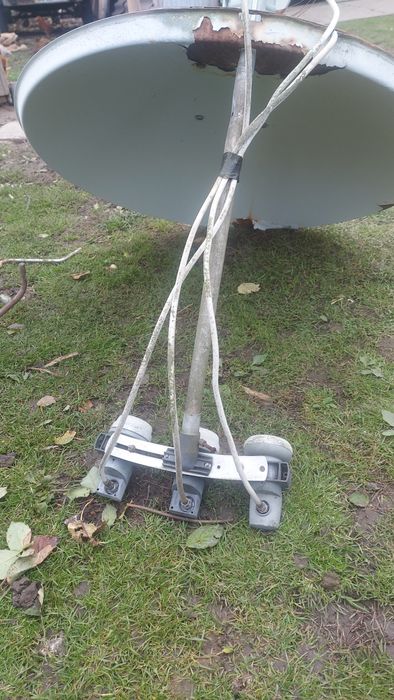 супутникова антена, з головками