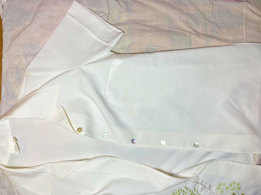 вінтаж біла сорочка з рослинною вишивкою
