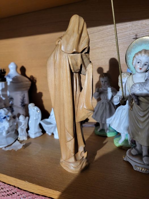 Drewniana rzeźba Matki Bożej Maryja z dzieciątkiem Jezus