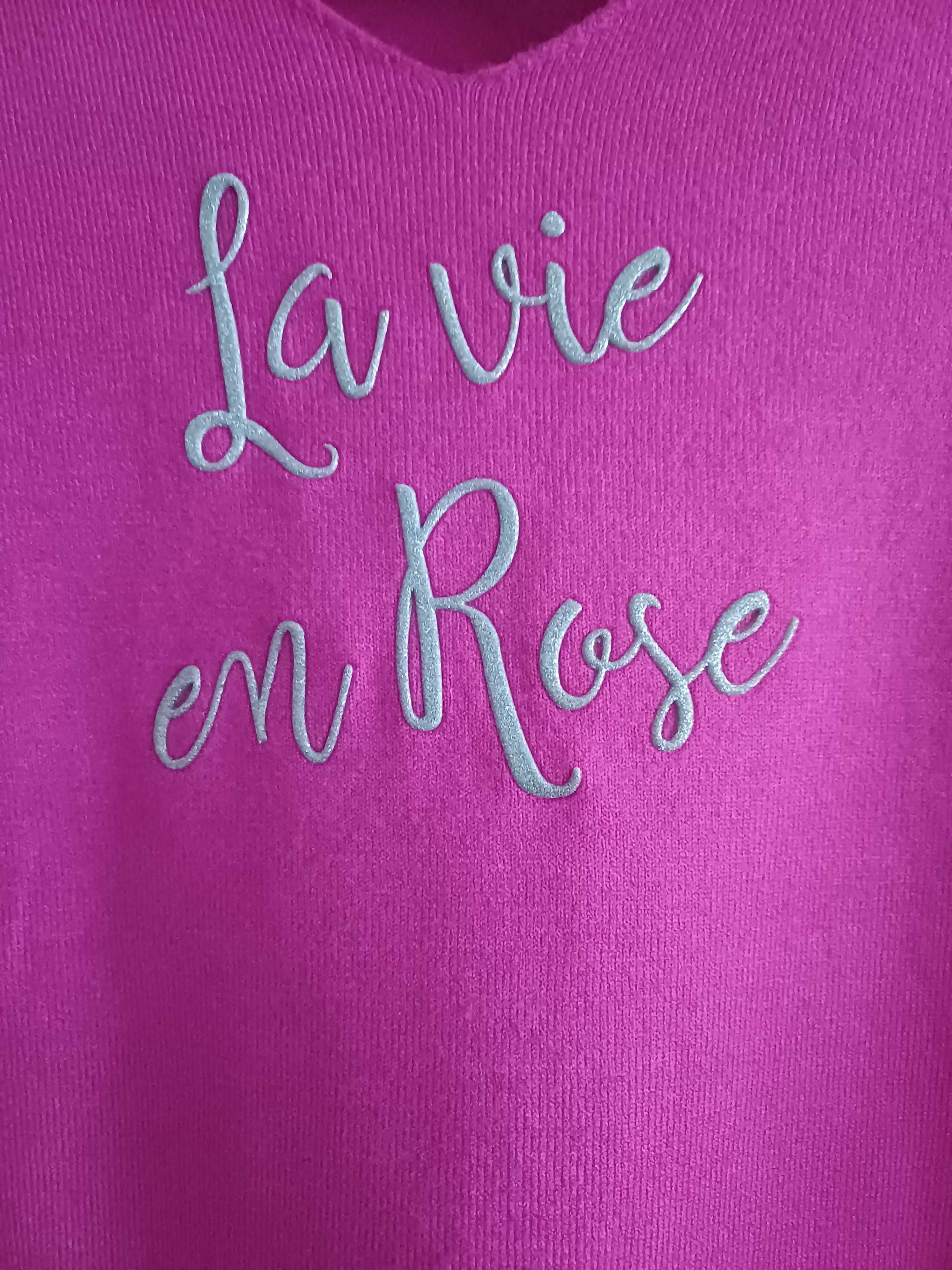 Sweter fuksja ze srebrnym napisem