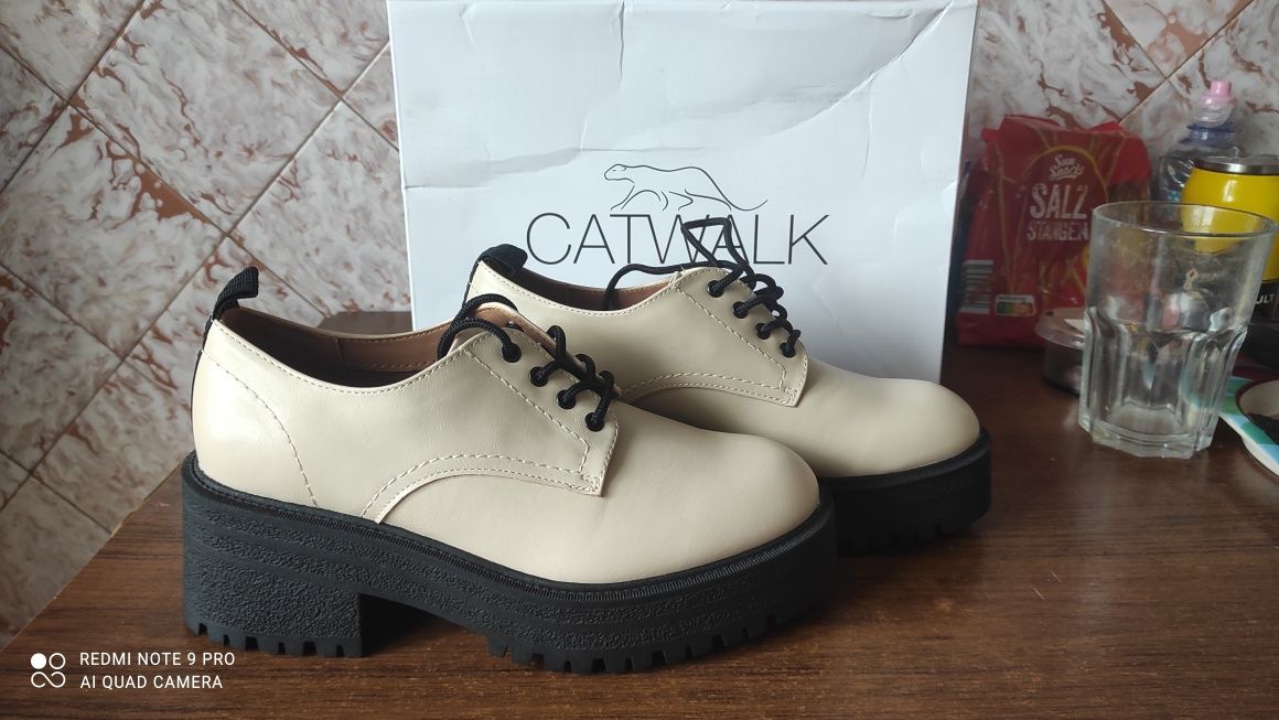 Жіночі туфлі , лоффери Catwalk 

SALZ STANGEA

CATWALK
