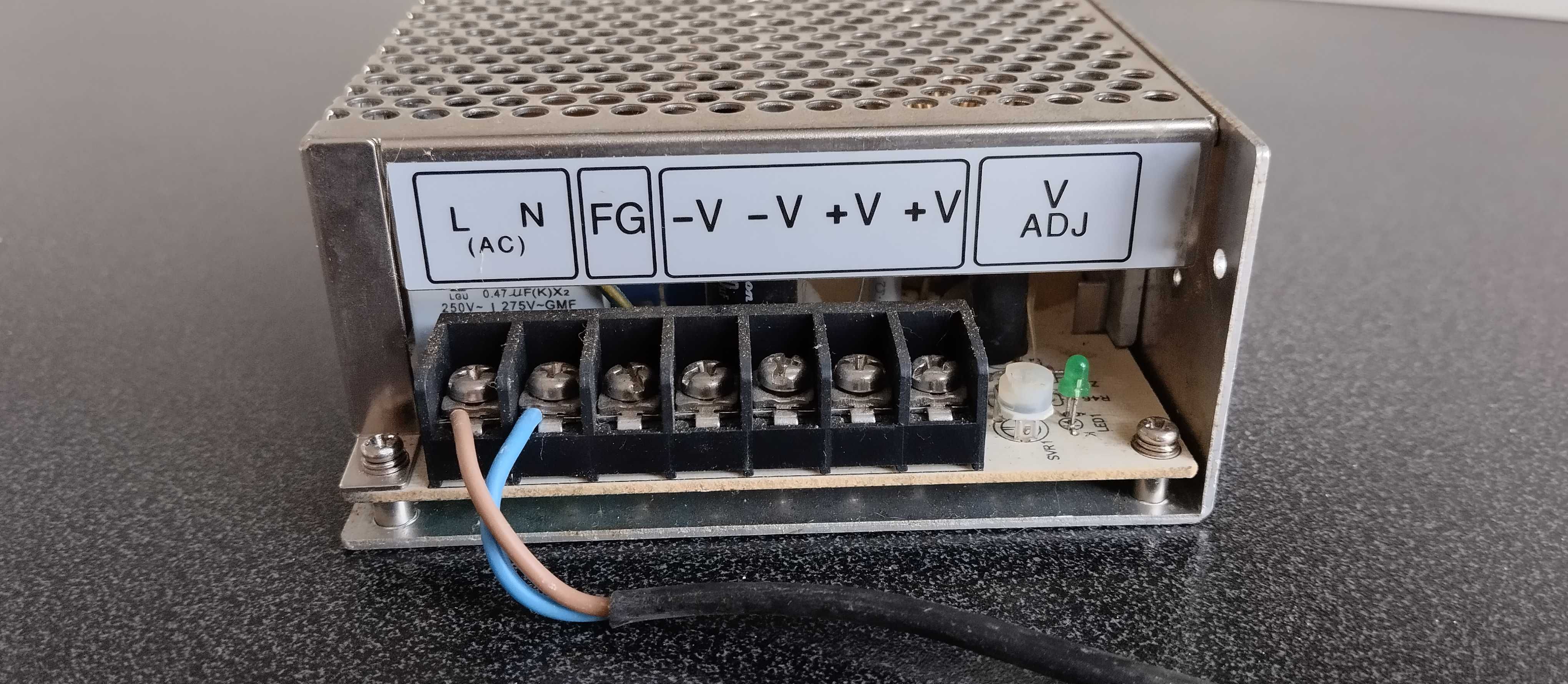 Fonte de alimentação PSU dedicada, 230v - 12v 12,5A corrente contínua.