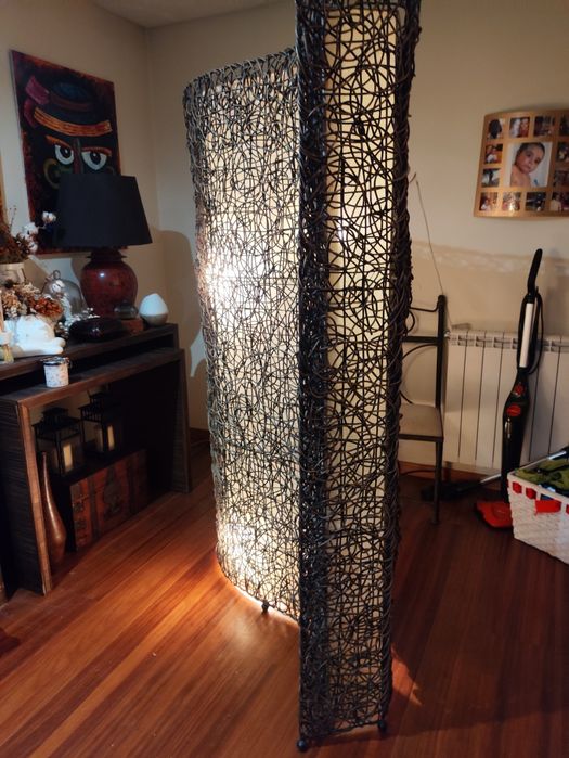 Biombo rústico bambu e também candeeiro