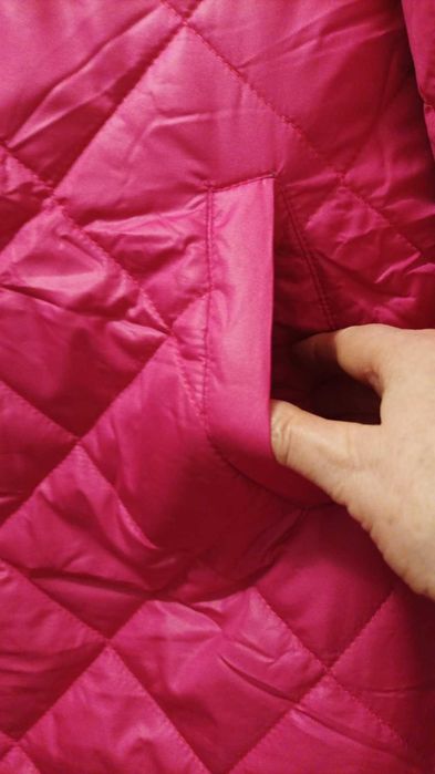 Kurtka damska lekka, pikowana w kolorze fuksji.