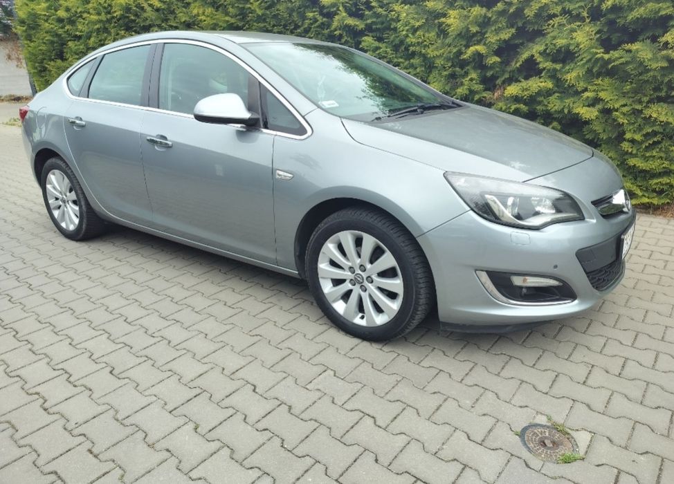 Opel Astra 1.4 sedan manual Xenon bezwypadkowy