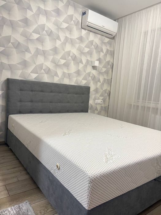 Ліжко двоспальне.