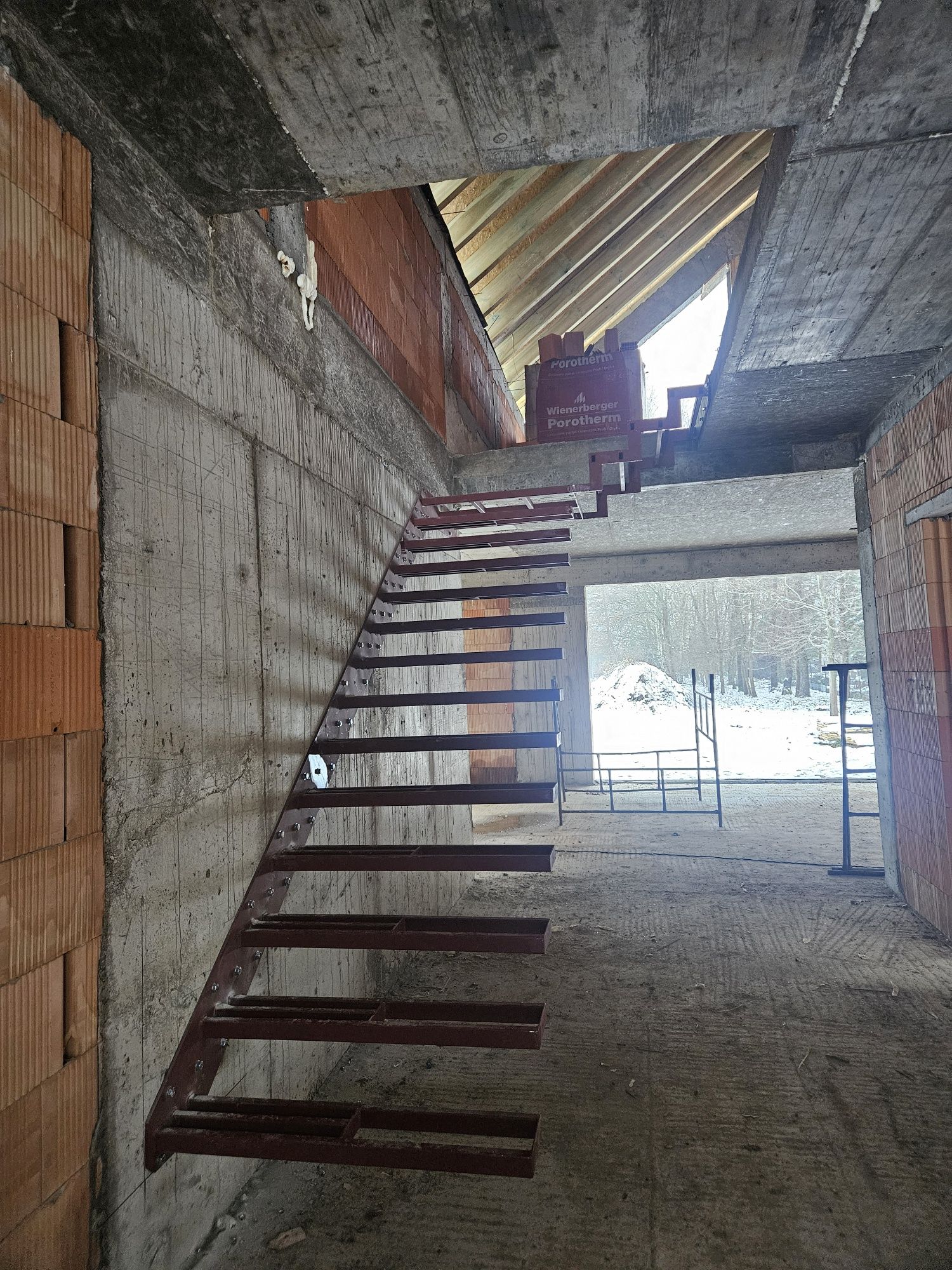 Schody półkowe wspornikowe wiszące - konstrukcja stalowa
