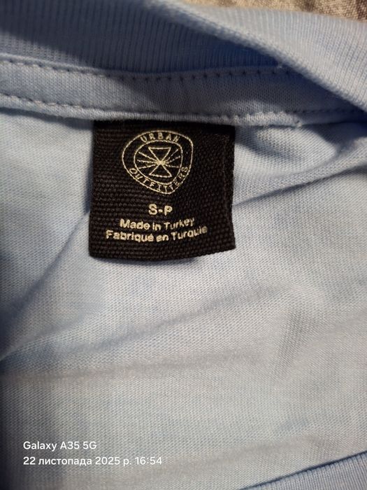 Топ з довгими рукавами.