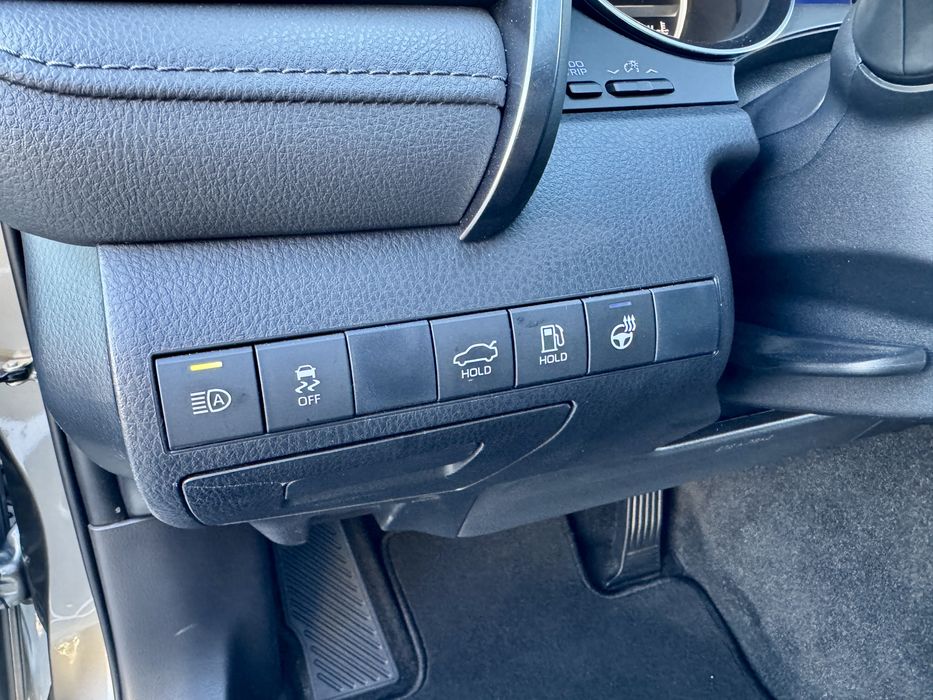 Toyota Camry Elegance+ Hybrid