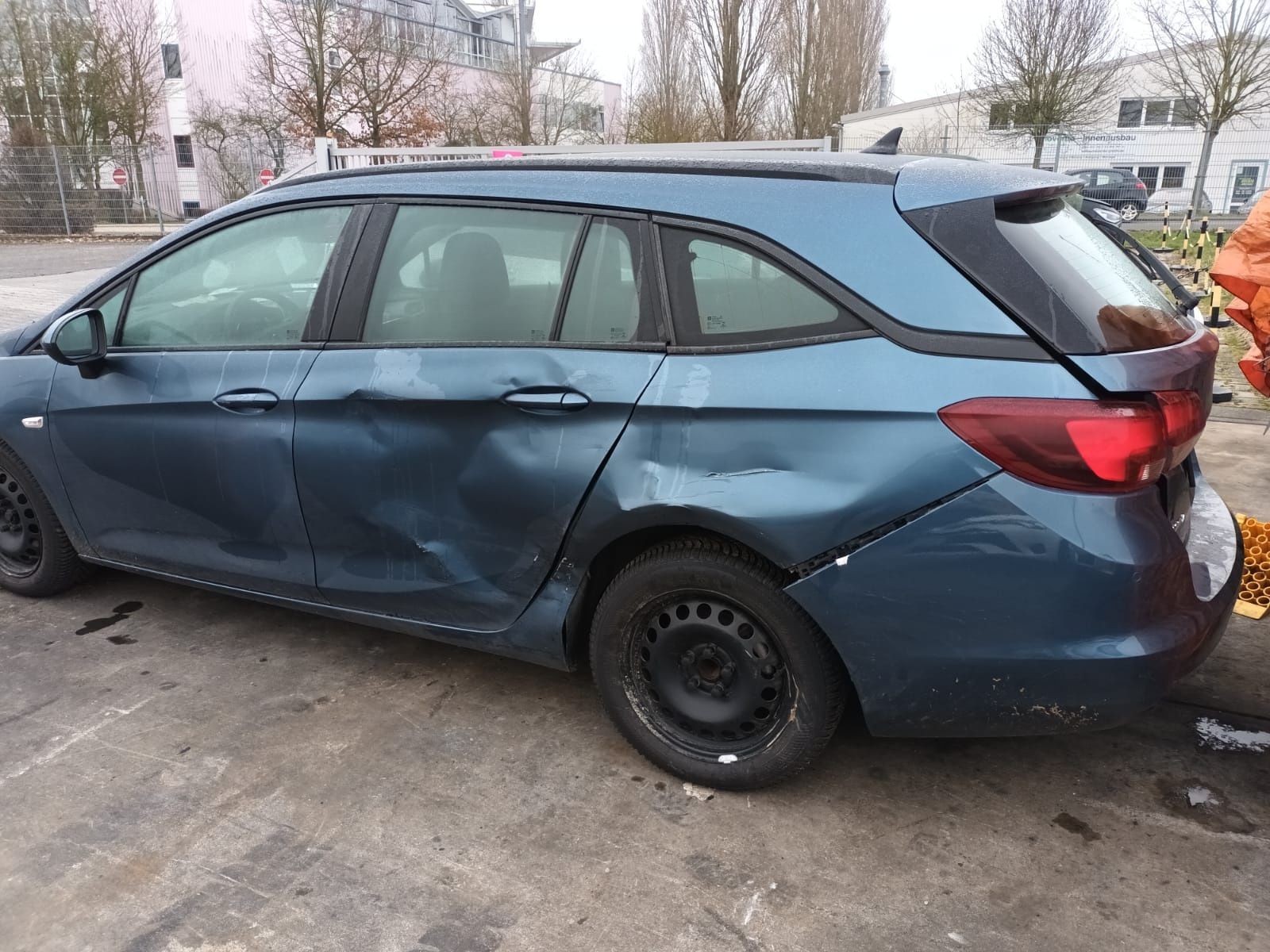 Opel Astra, bogata wersja - uszkodzona