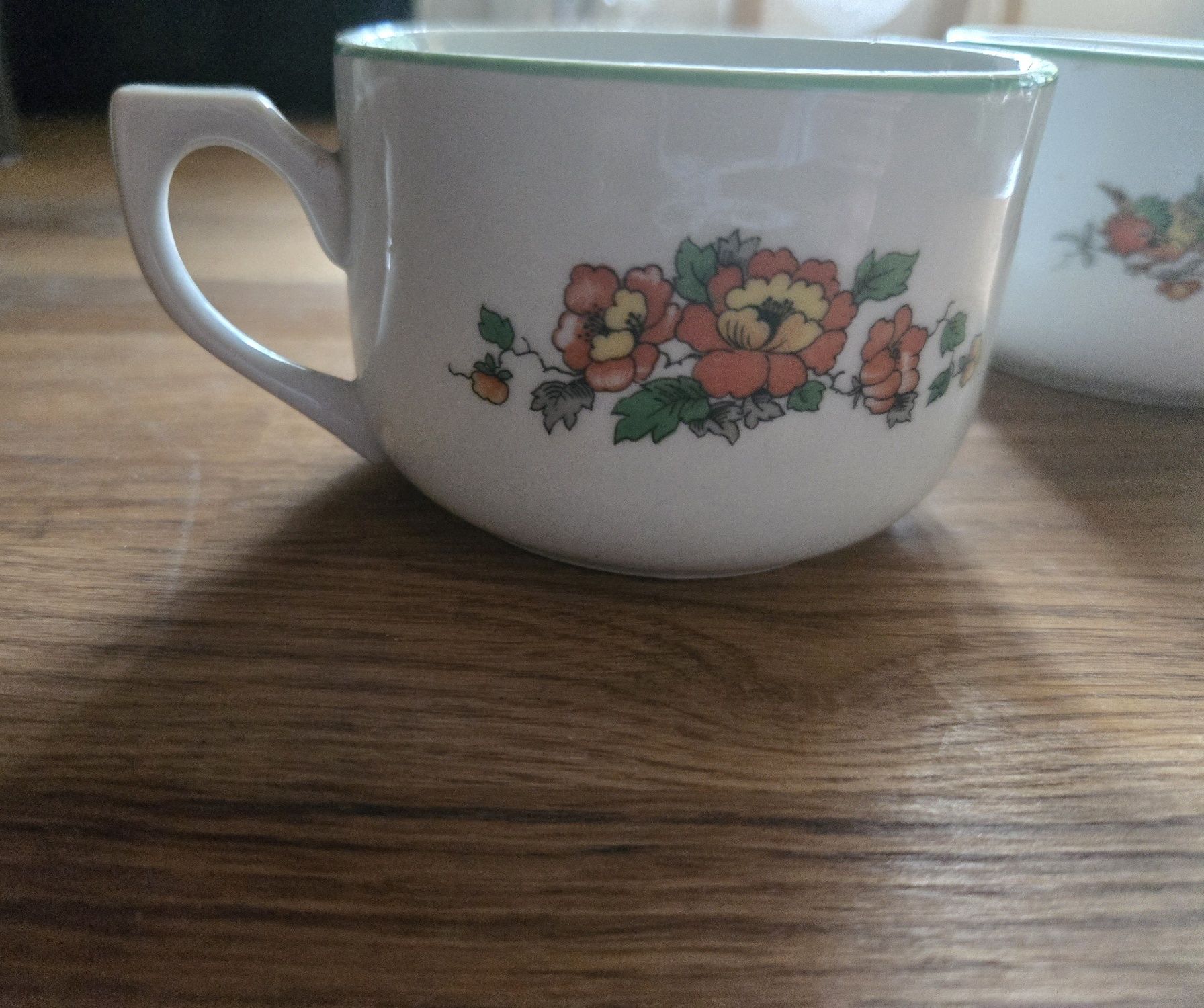 Dwa białe retro kubki ze wzorem