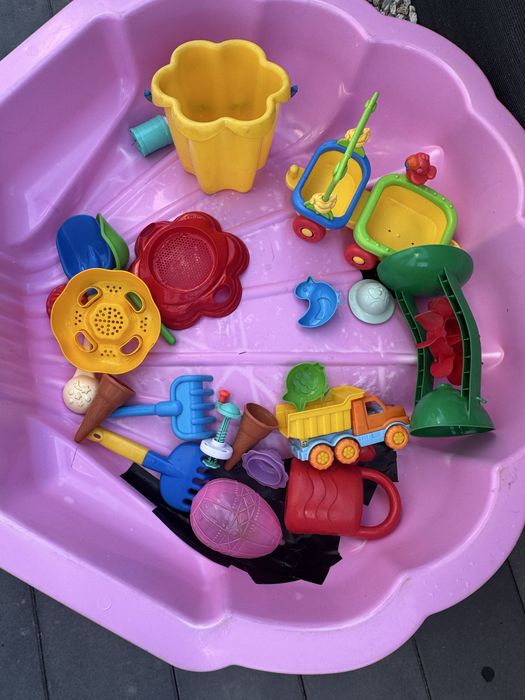 Piaskownica muszelka z zabawkami