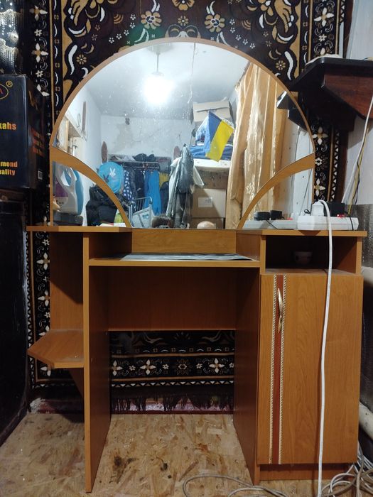 Туалетный макияжный столик