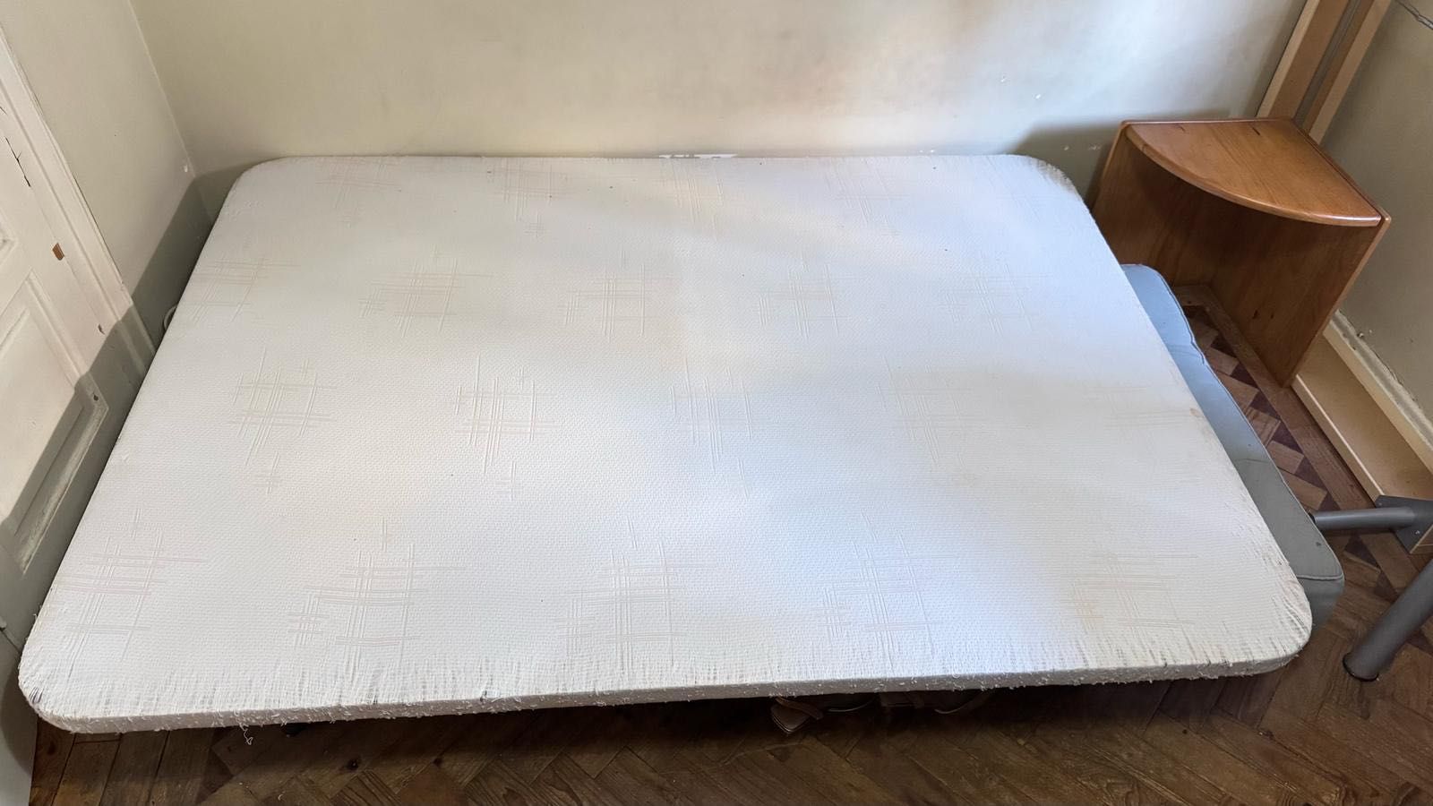 Cama de casal, venda com colchão. 140 x 190cm.