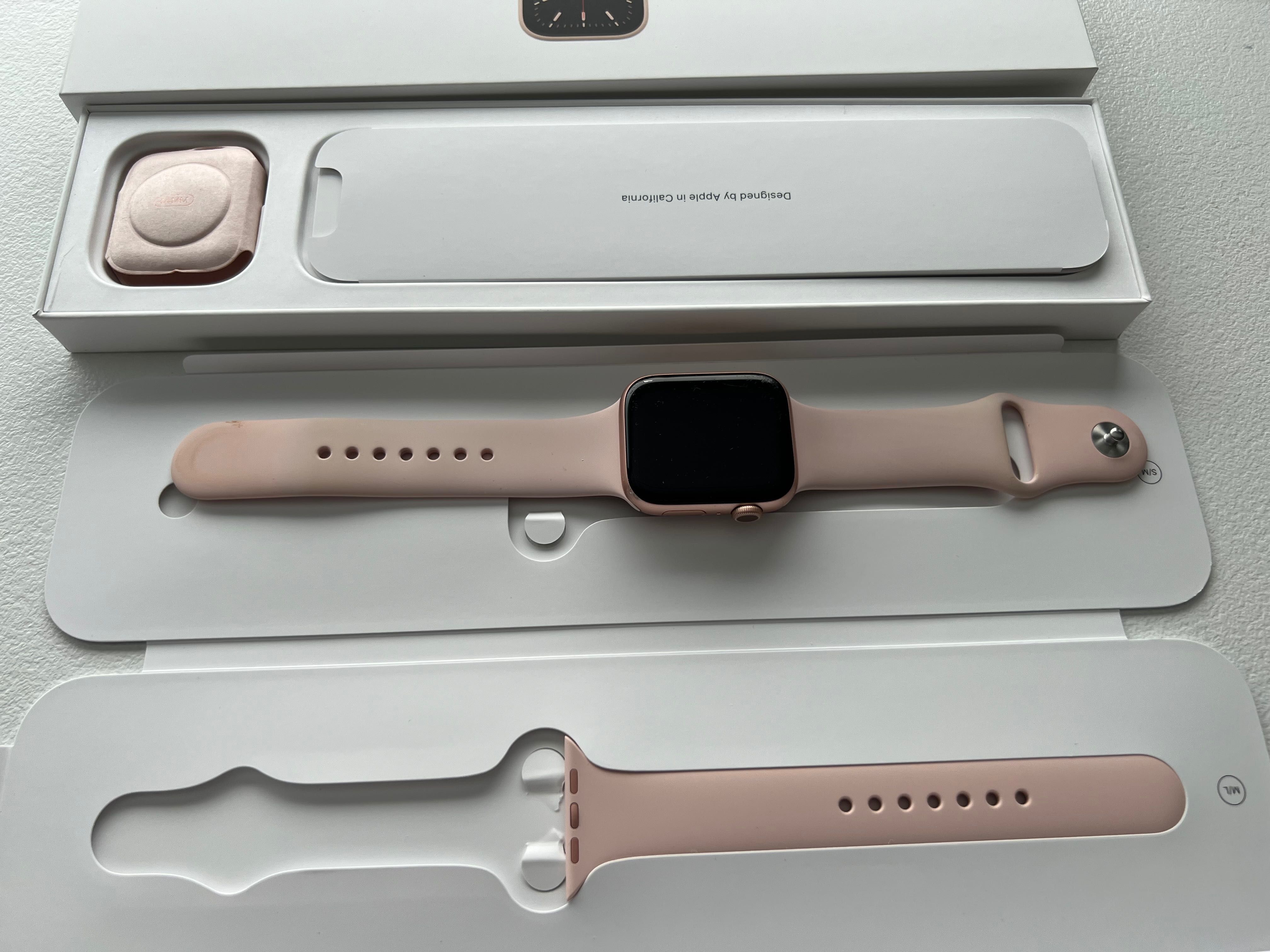 Apple Watch 6 44mm różowe złoto z opaską w kolorze różowym + 5 pasków