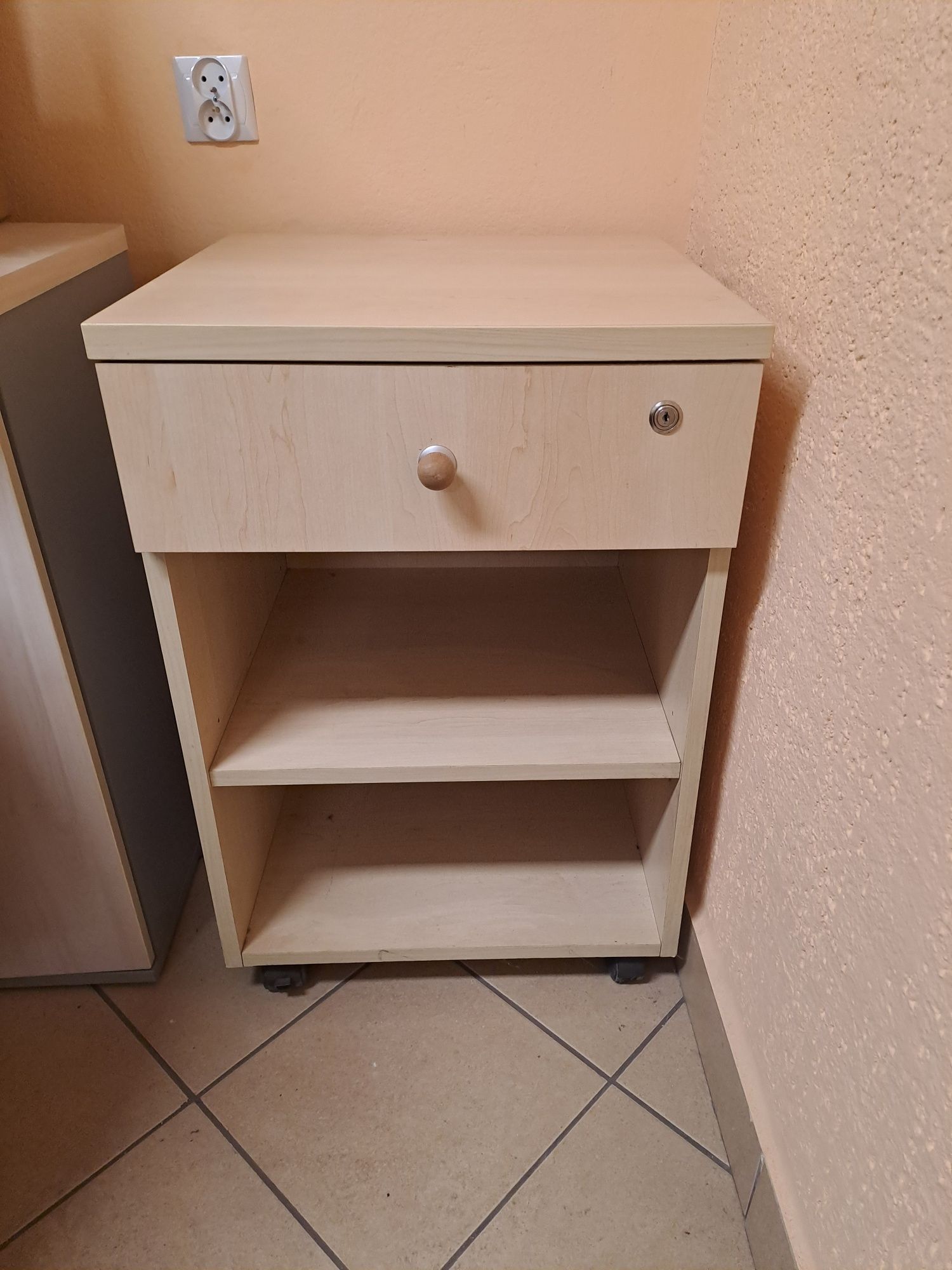 Sprzedam 4 szafki biurowe