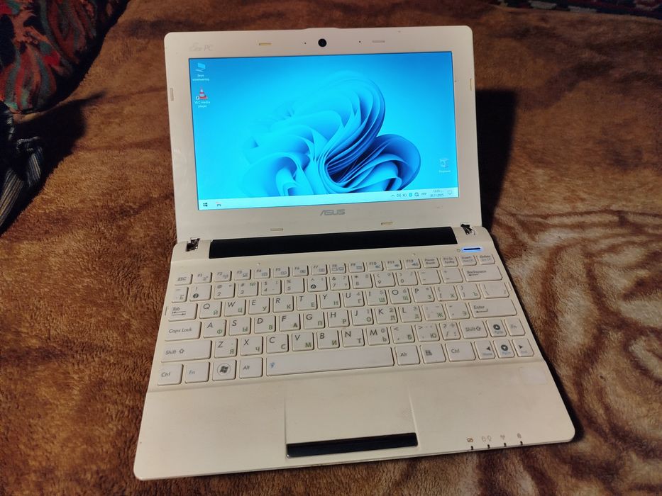Asus ee pc з новою батареєю повністю робочий