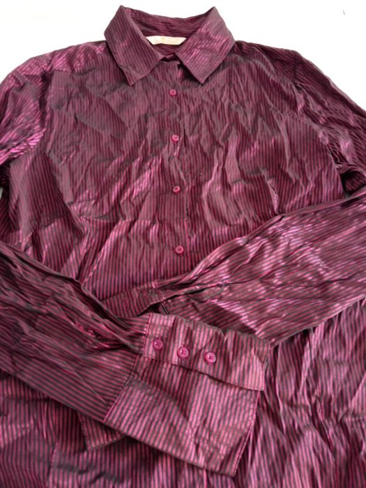 Camisas/camiseiros (preto, bege, roxo que moldam a silhueta-L e XL