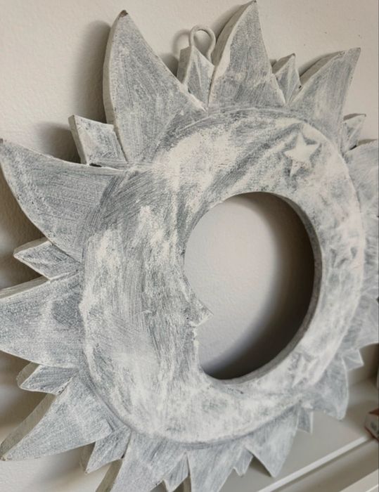 Peça decorativa em madeira sol e lua