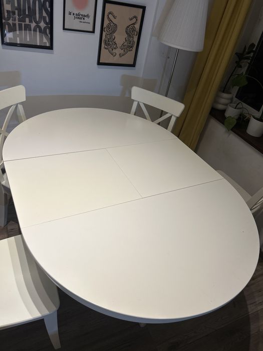 Stół rozkładany z 4 krzesłami – biały, klasyczny zestaw do jadalni