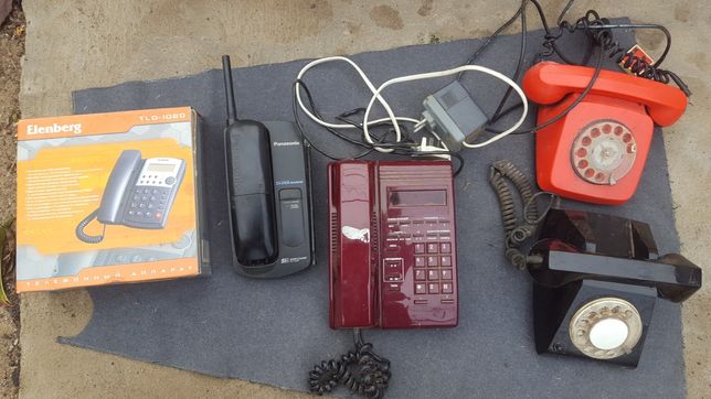 Старые стационарные и мобильные телефоны
