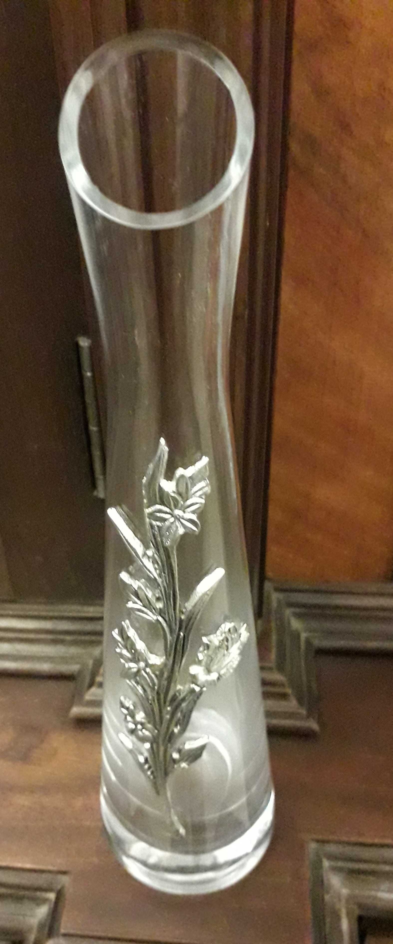 Jarra em vidro, com flores em estanho
