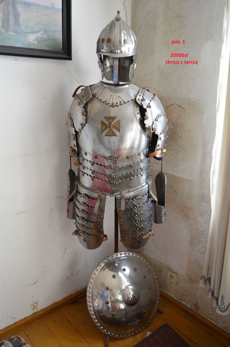 Zbroja, miecz, tarcza i halabarda. Kolekcja