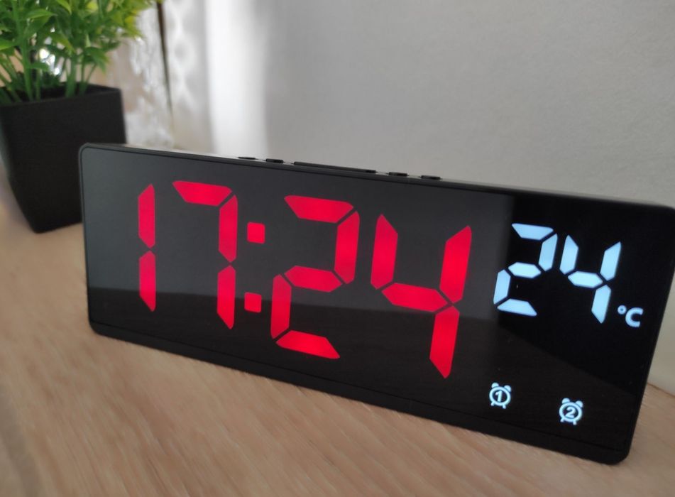 Часы годинник настільний з термометром,календарем голосовим керуванням