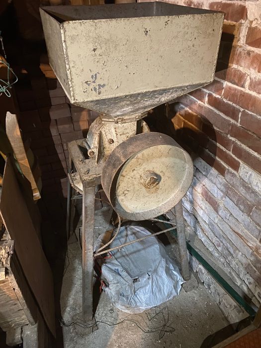 Sprzęt rolniczy, kultywator, brony, wóz drewniany, śrutownik