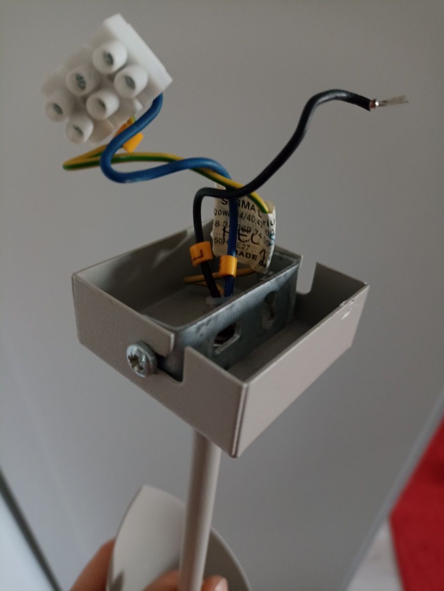 Lampa wisząca w kolorze szarym