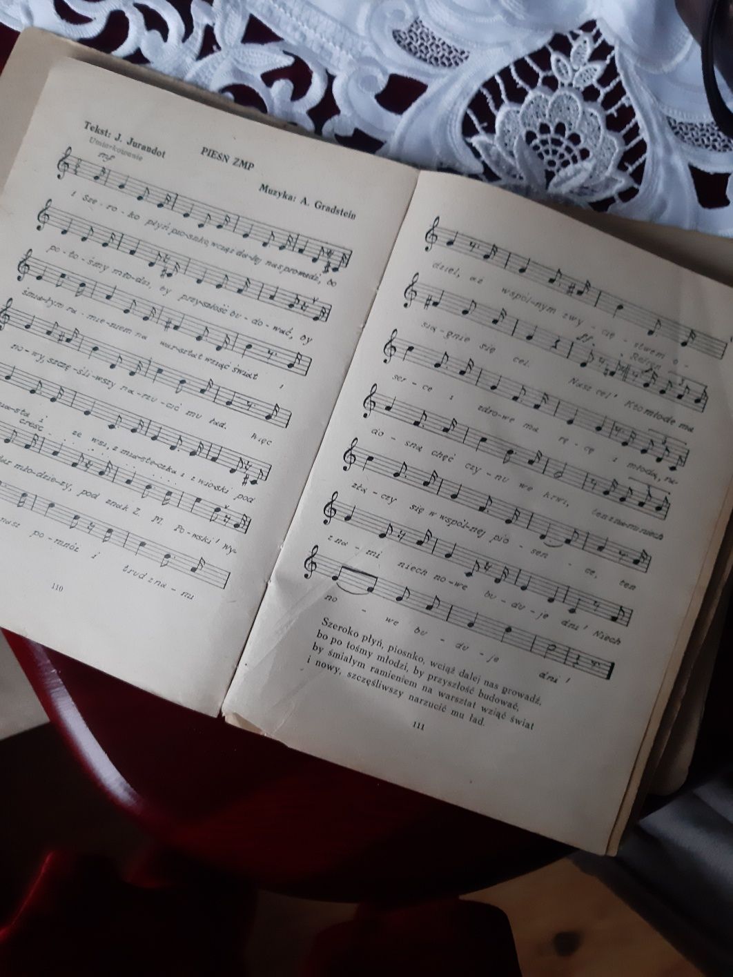 Śpiewnik  z 1952 roku  Niech rozbrzmiewa wolny śpiew