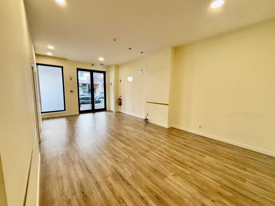 Escritório / Loja para arrendamento na Rua Professor Joaquim Bastos