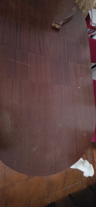 Mesa de jantar a precisar de restaurar pé